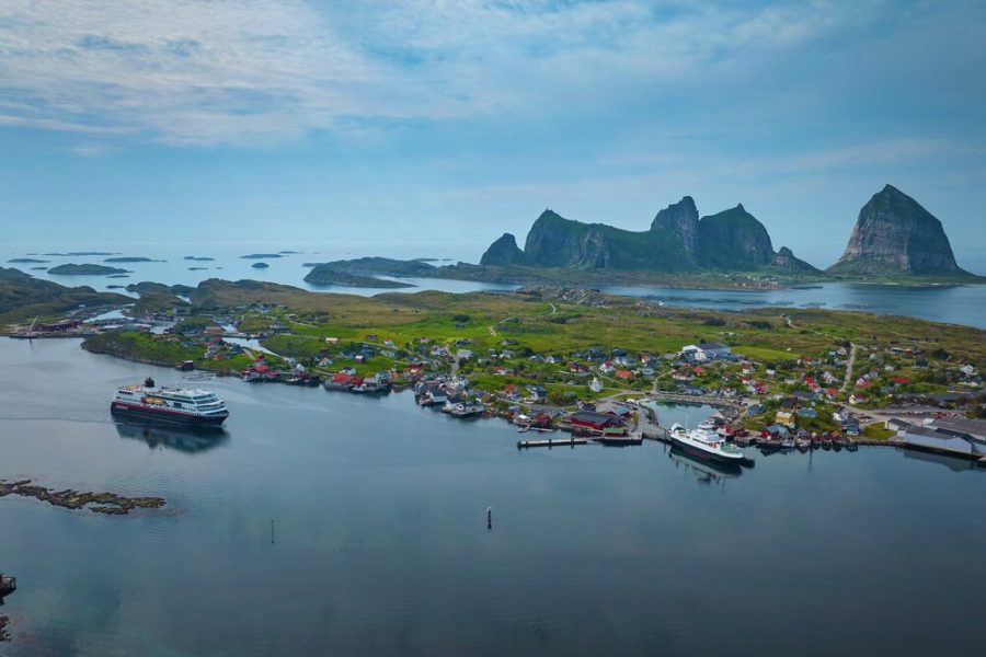 MS Trollfjord in Træna - Hurtigruten