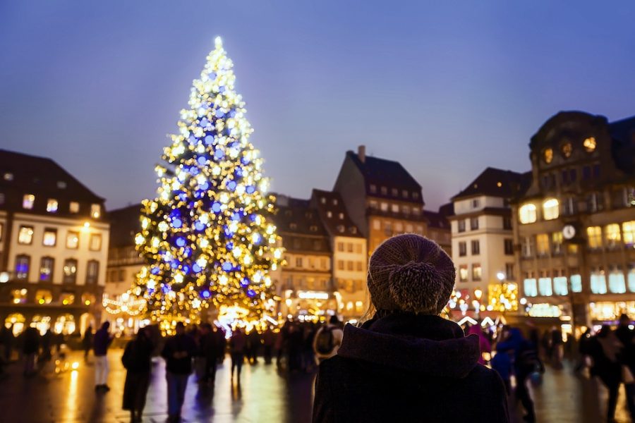 people in christmas market, woman looking at the decorated illuminated tree, festive new year lights in Strasbourg, France, Europe; Shutterstock ID 540650875; Projekt-/Jobnummer: AROS-FLU-0074